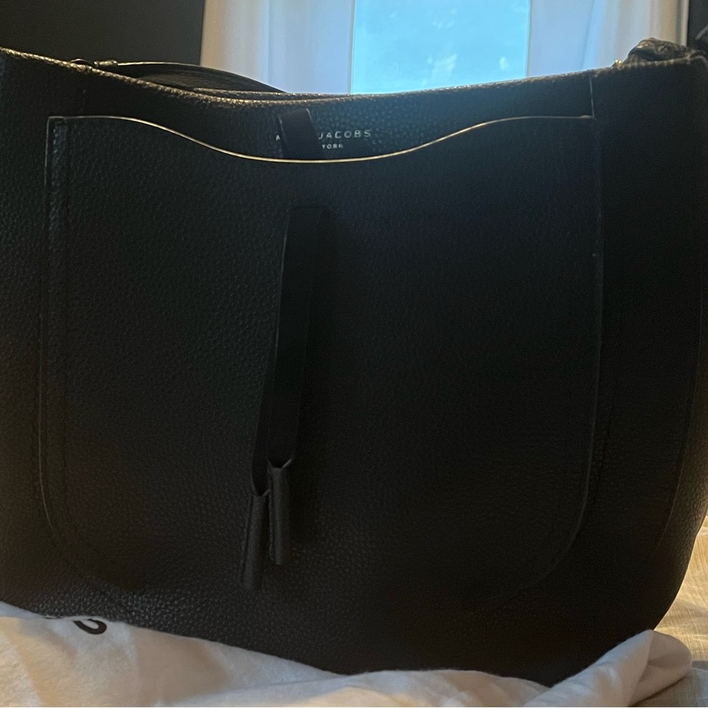 March Jacobs shoulder bag.